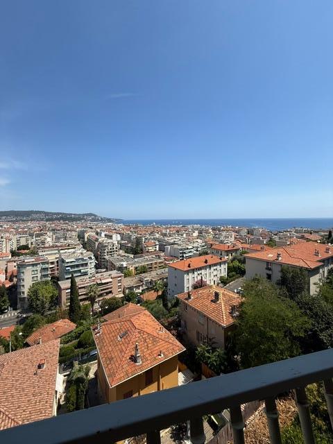 Appartement 4 pi&egrave;ces de 90<sup>m&sup2;</sup> &agrave; Nice